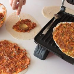 tost makinesinde lahmacun yapımı