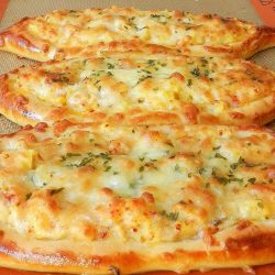 peynirli sarımsaklı patatesli iç harcıyla ev yapımı pide tarifi