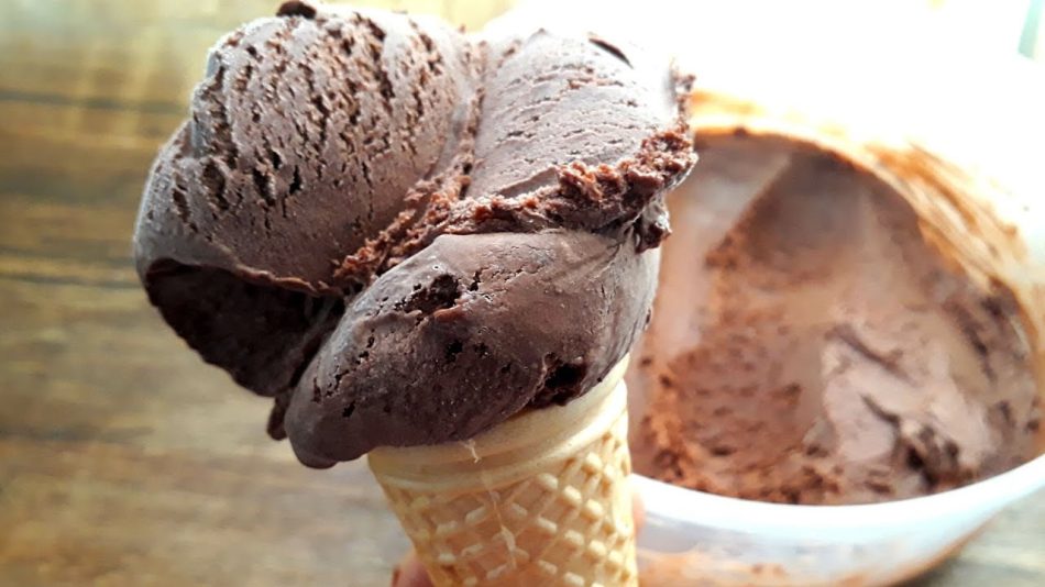 evde kakaolu dondurma yapımı