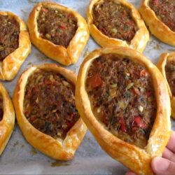 evde mini kıymalı pide yapımı